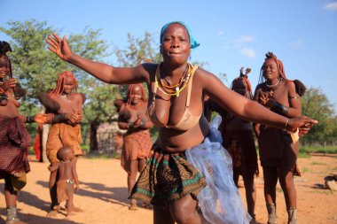 Kadınlar Köyü Himba kabilesi içinde dans 