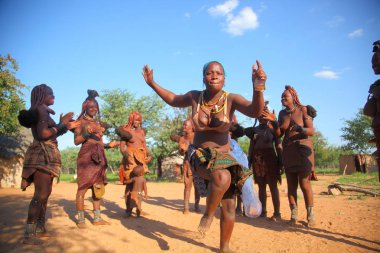 Kadınlar Köyü Himba kabilesi içinde dans 