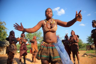 Kadınlar Köyü Himba kabilesi içinde dans 