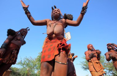 Kadınlar Köyü Himba kabilesi içinde dans 