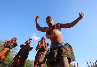 Kadınlar Köyü Himba kabilesi içinde dans 