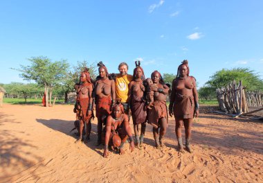 Kadınlar Köyü Himba kabilesi olan adam