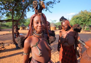 Kadınlar Köyü Himba kabilesi içinde poz