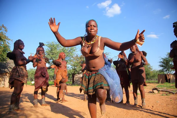 Kadınlar Köyü Himba kabilesi içinde dans 
