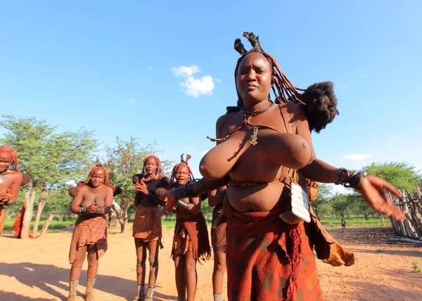 Kadınlar Köyü Himba kabilesi içinde dans 