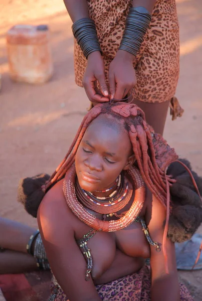 Lokala kvinnor i byn av Himba stam — Stockfoto