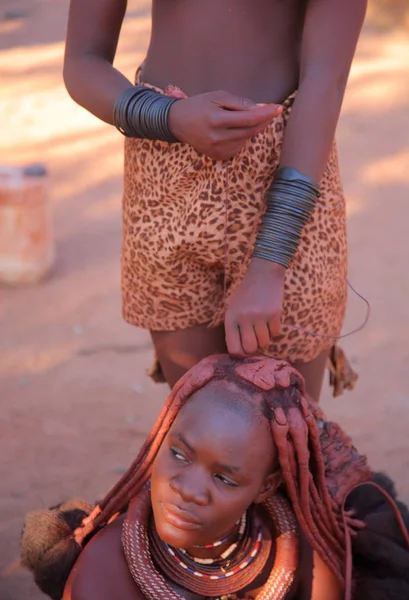Lokale Frauen im Dorf des himba Stammes — Stockfoto