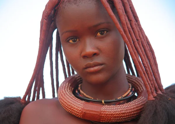 Mujer local en la aldea de la tribu Himba — Foto de Stock