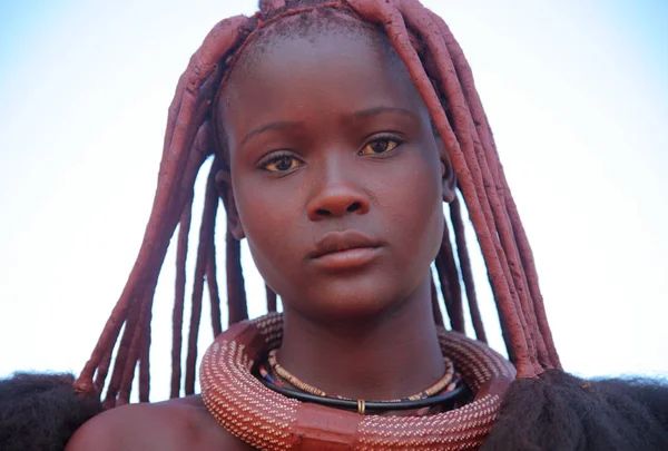 Einheimische Frau im Dorf des Himba-Stammes — Stockfoto