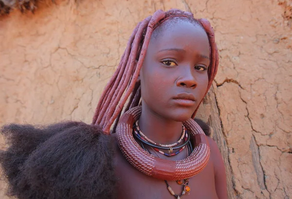 Einheimische Frau im Dorf des Himba-Stammes — Stockfoto