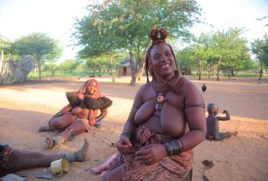 Yerel köy Himba kabilesi kadınlarda