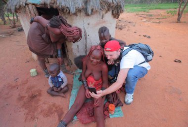 Kadınlarla çocukları köy Himba kabilesi
