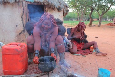 Kadınlar Köyü Himba kabilesi içinde pişirme