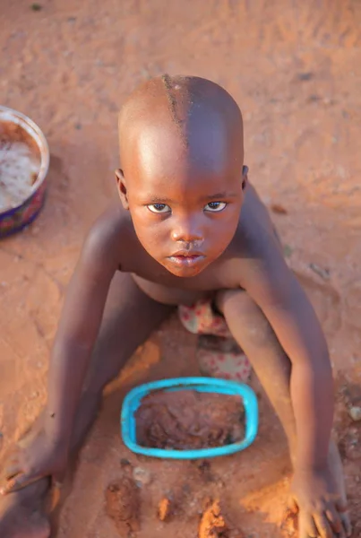 Niño en la aldea de la tribu Himba — Foto de Stock