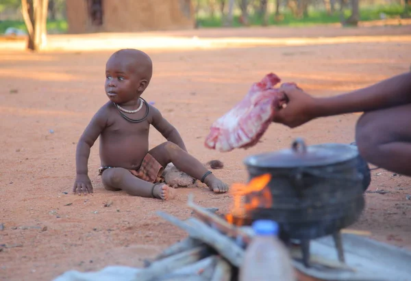 Menino na aldeia da tribo Himba — Fotografia de Stock