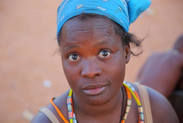 Mujer local en la aldea de la tribu Himba — Foto de Stock