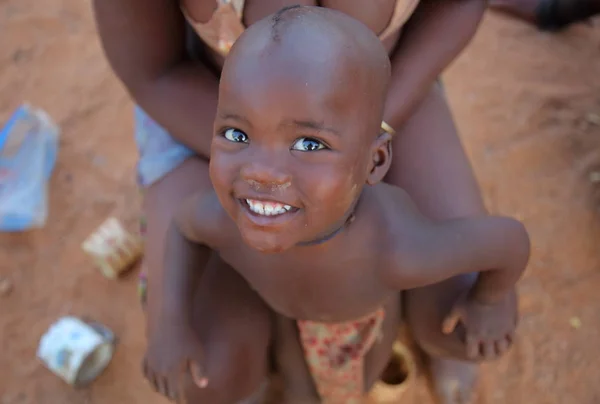 Donna con bambino nel villaggio di Himba tribù — Foto Stock