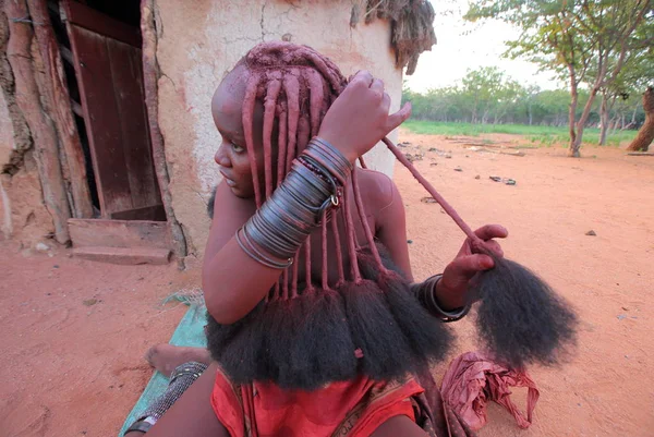 Einheimische Frau im Dorf des Himba-Stammes — Stockfoto