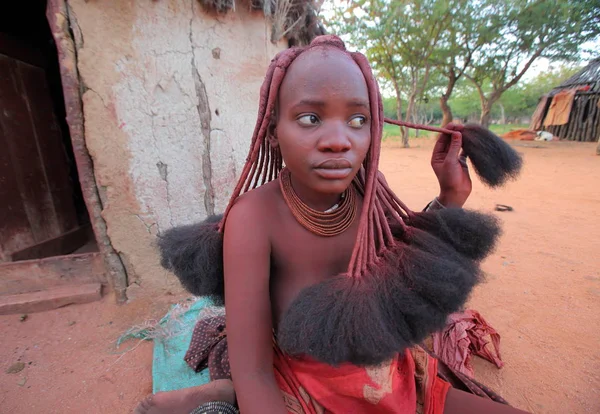 Einheimische Frau im Dorf des Himba-Stammes — Stockfoto