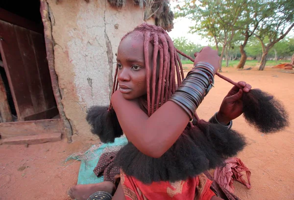 Lokale vrouw in plaats van de Himba stam — Stockfoto