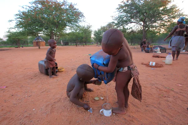 Crianças na aldeia da tribo Himba — Fotografia de Stock