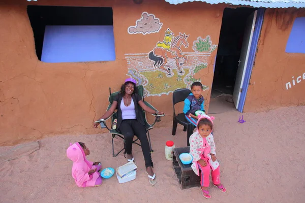 Женщина с детьми в деревне Химба — стоковое фото