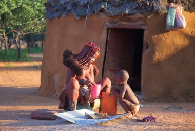 Çocuk Köyü Himba kabilesi olan kadın