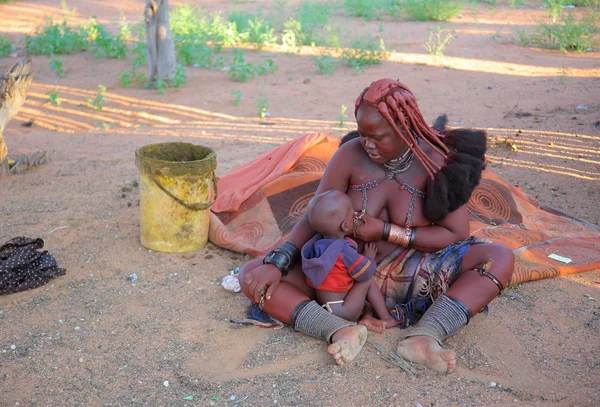 Kvinna med baby i byn av Himba stam — Stockfoto