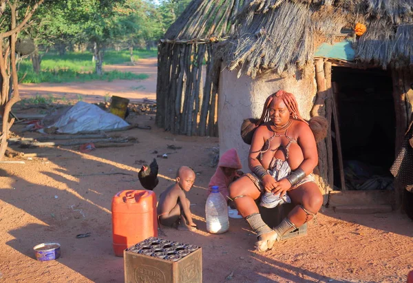 Mulher com bebê na aldeia da tribo Himba — Fotografia de Stock