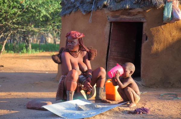 Çocuk Köyü Himba kabilesi olan kadın