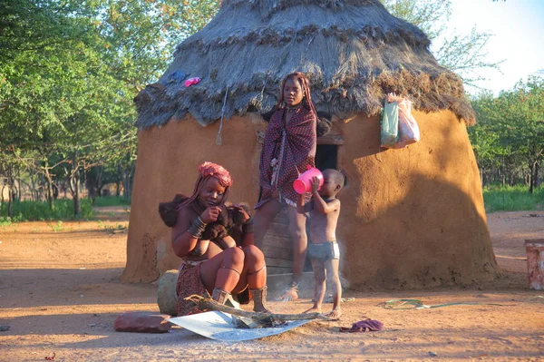 Frauen und Kinder im Dorf des Himba-Stammes — Stockfoto