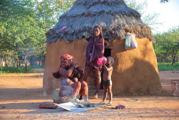 Женщины и дети в деревне Химба — стоковое фото