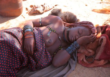 Köy Himba kabilesi içinde uyuyan kadın 