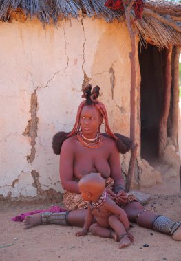 Köy Himba kabilesi bebek kadınla 