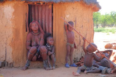 Köy Himba kabilesi içinde çocuğu olan kadın