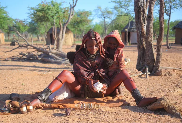 Mulher com bebê na aldeia da tribo Himba — Fotografia de Stock