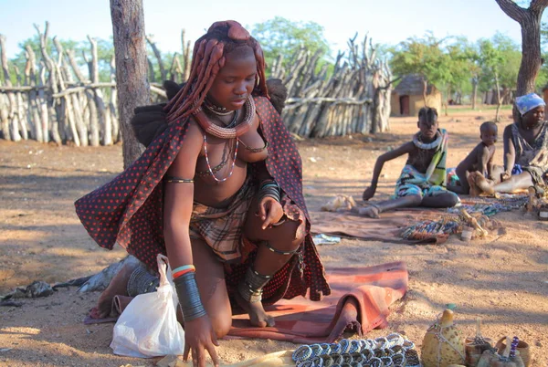 Τοπική γυναίκα σε χωριό της Himba φυλή — Φωτογραφία Αρχείου