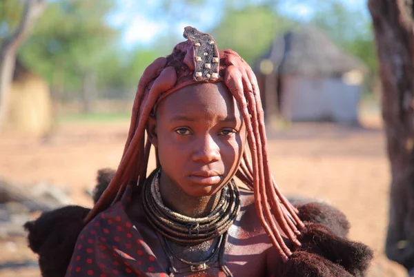 ผู้หญิงท้องถิ่นในหมู่บ้านของชนเผ่า Himba — ภาพถ่ายสต็อก