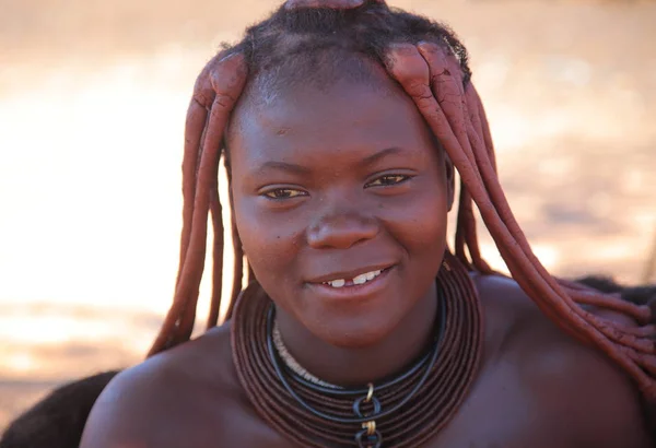 Τοπική γυναίκα σε χωριό της Himba φυλή — Φωτογραφία Αρχείου