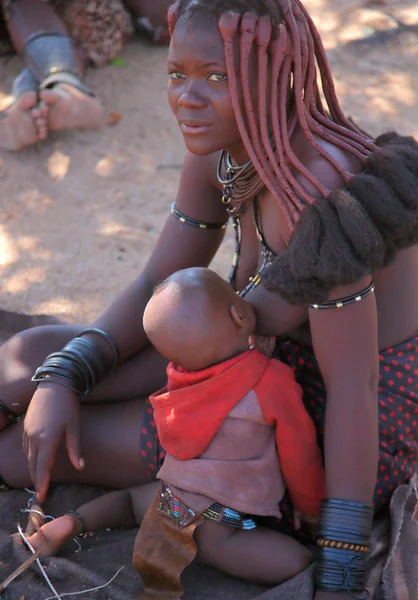 Vrouw met baby in plaats van de Himba stam — Stockfoto