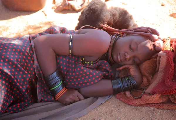 Mulher dormindo na aldeia da tribo Himba — Fotografia de Stock