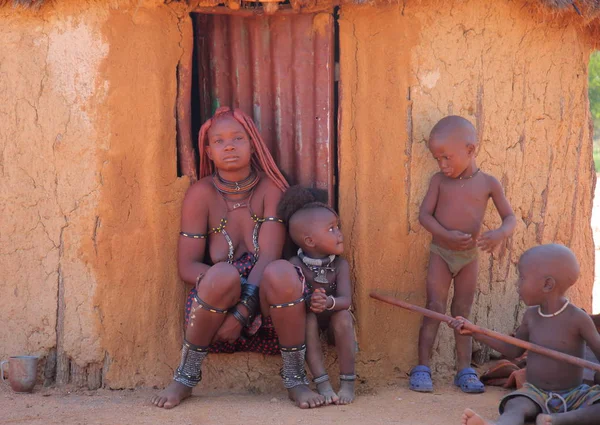 Köy Himba kabilesi içinde çocuğu olan kadın