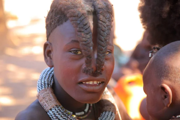 Kvinna med baby i byn av Himba stam — Stockfoto