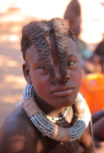 Donna locale nel villaggio di Himba tribù — Foto Stock