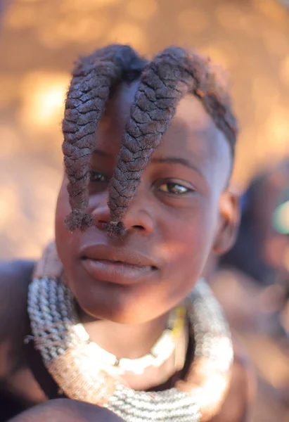Lokala kvinna i byn av Himba stam — Stockfoto