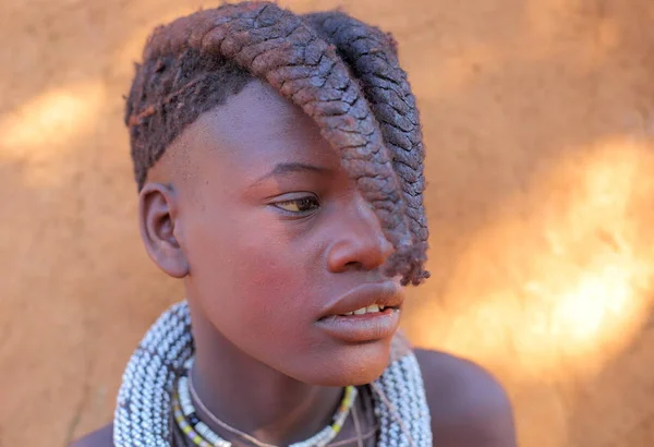 Einheimische Frau im Dorf des Himba-Stammes — Stockfoto
