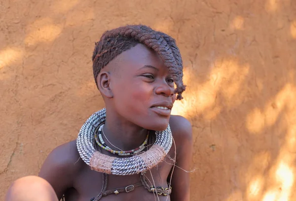 Local woman in Village of Himba tribe — Stock Photo, Image