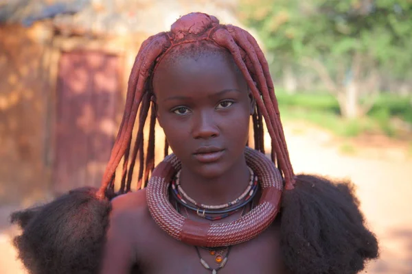 Lokala kvinna i byn av Himba stam — Stockfoto