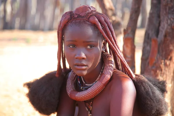 Donna locale nel villaggio di Himba tribù — Foto Stock
