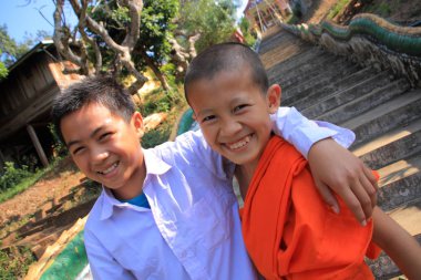 yerli çocuk ve Budist çocuk